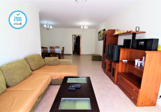 Sala de estar con sofá, mesa de comedor para 6 personas, TV, Wifi, Aire acondicionado